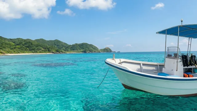 沖縄の海に停泊するダイビングボート