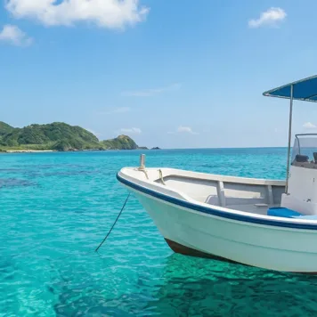 沖縄の海に停泊するダイビングボート