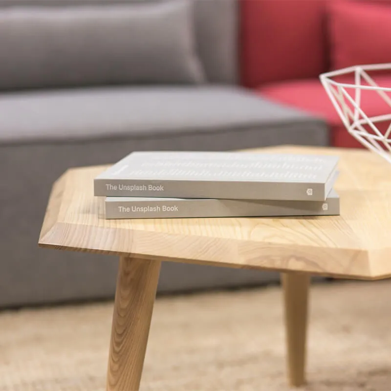 北欧風の木製テーブルとインテリア雑誌が置かれたリビング風景