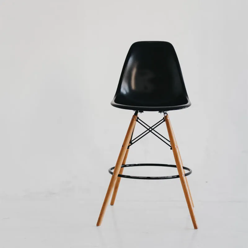黒い座面と背もたれ、木製の脚を持つモダンなデザインの椅子