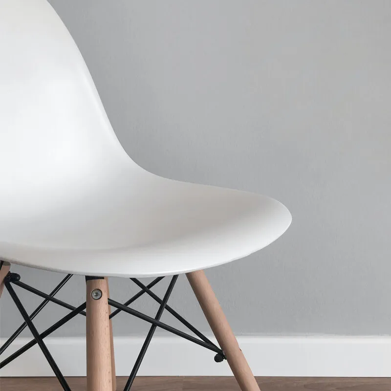 木製脚と白い座面のシンプルなデザインチェアのクローズアップ