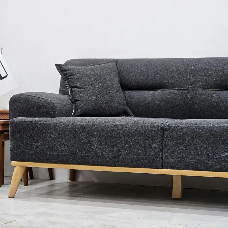 クッション付きのダークグレーの布張りソファ