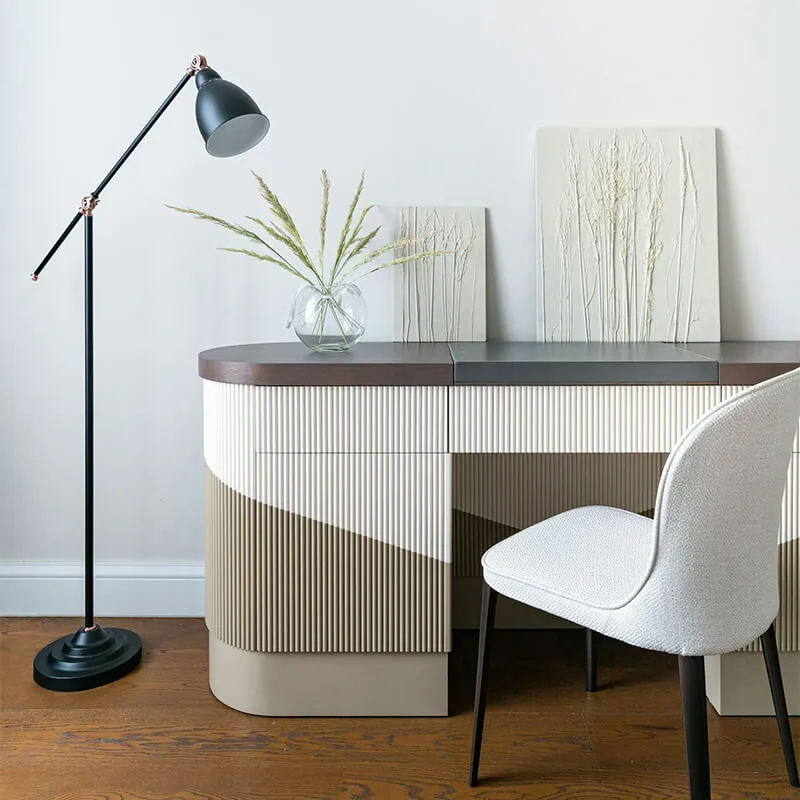 デザイン性の高いデスクと白いチェア