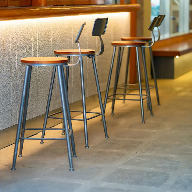 木製座面と金属脚のバースツールが並ぶカウンター席